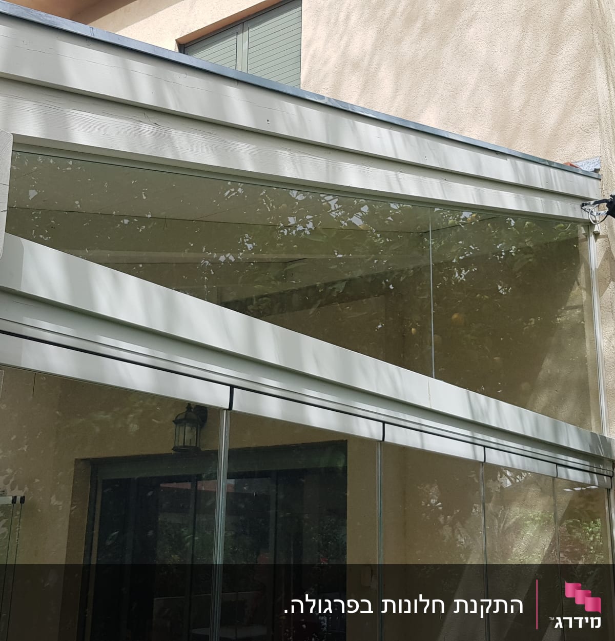 קיר זכוכית עם מסגרת מתכתית בחוץ